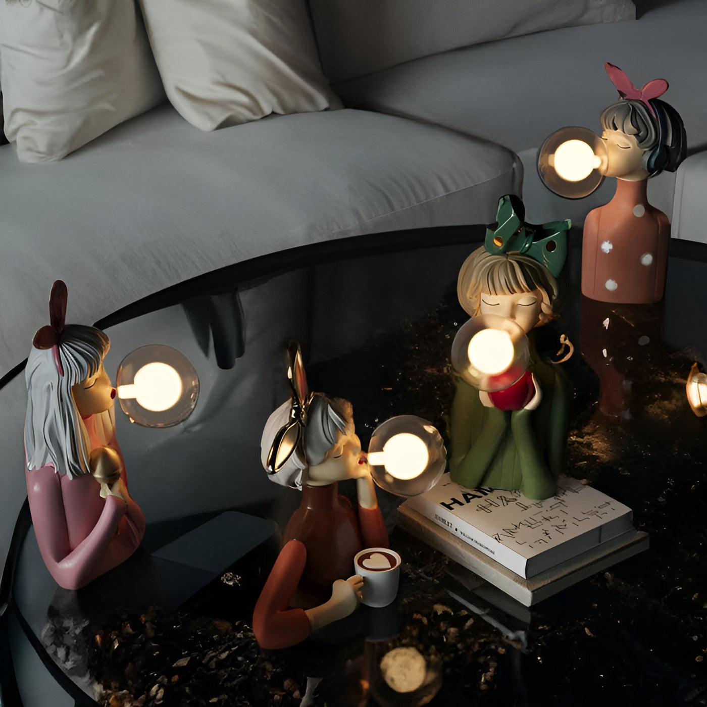 Charmante Nachttischlampe im Cartoon-Stil mit Mädchenfigur