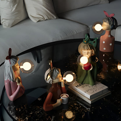 Charmante Nachttischlampe im Cartoon-Stil mit Mädchenfigur