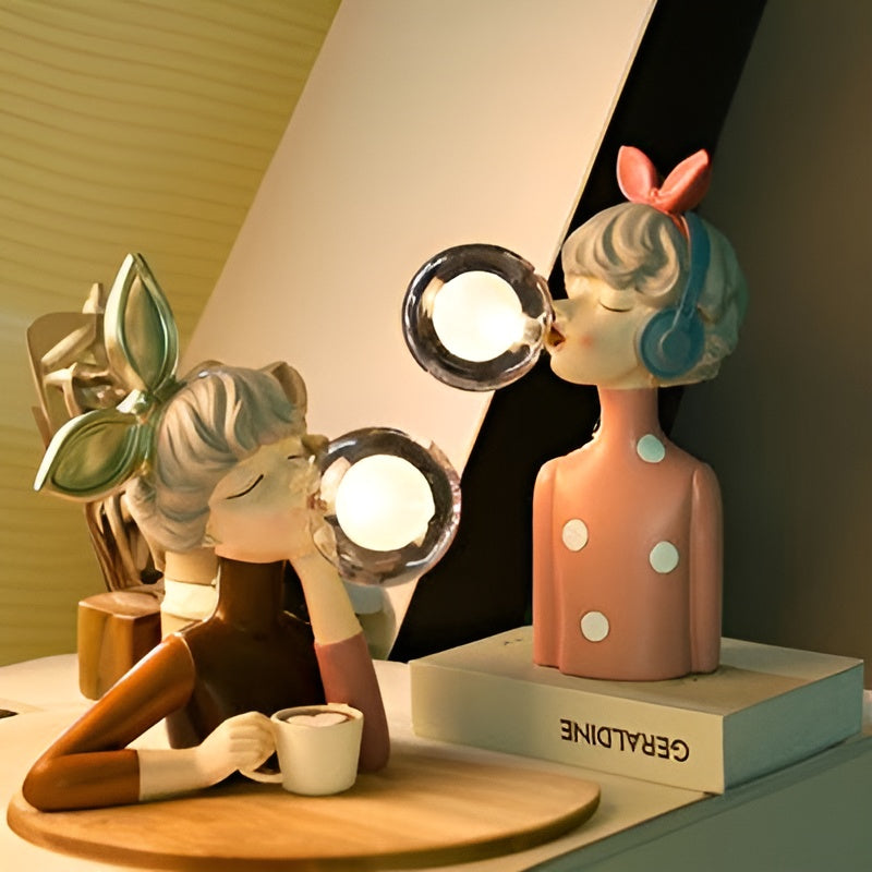 Charmante Nachttischlampe im Cartoon-Stil mit Mädchenfigur