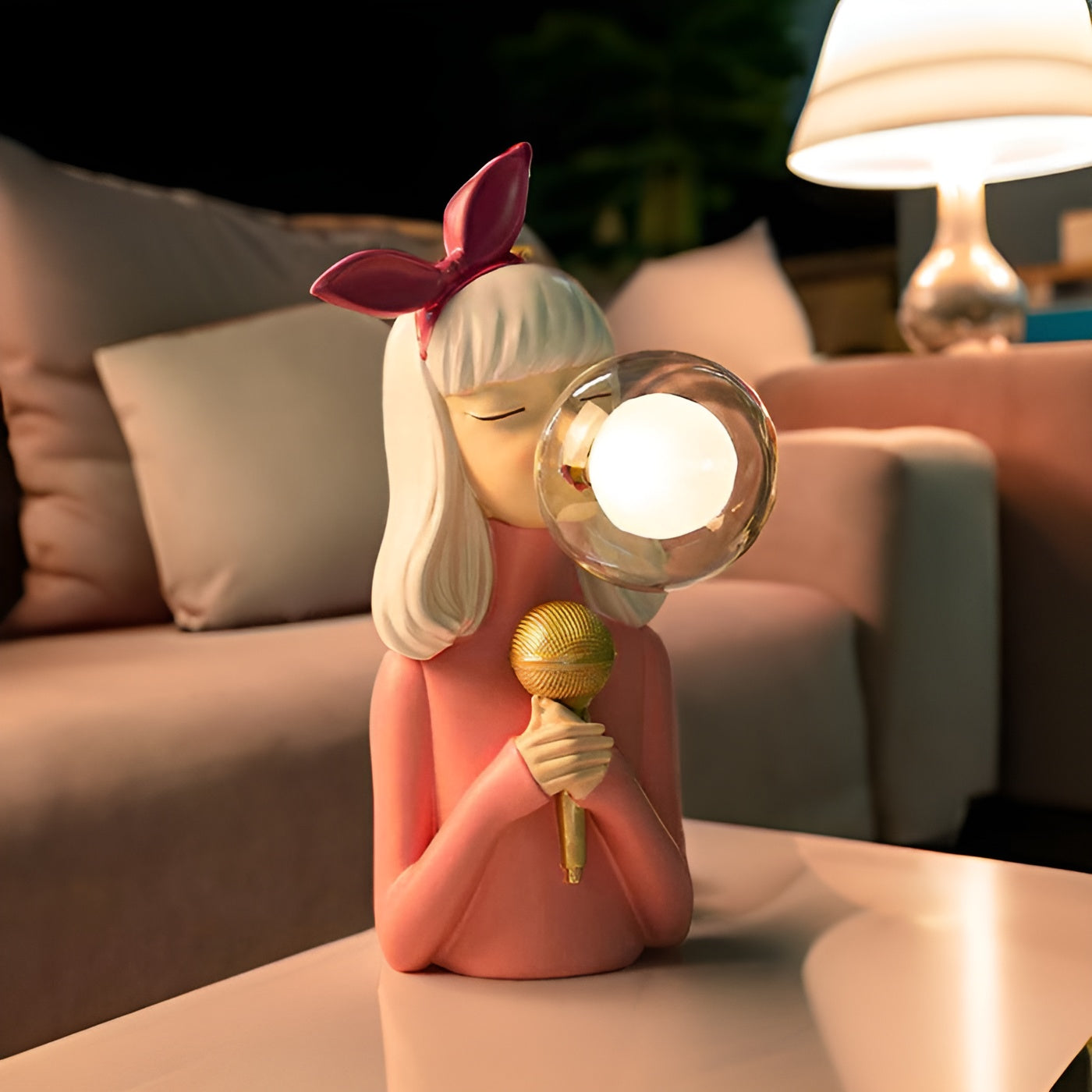 Charmante Nachttischlampe im Cartoon-Stil mit Mädchenfigur