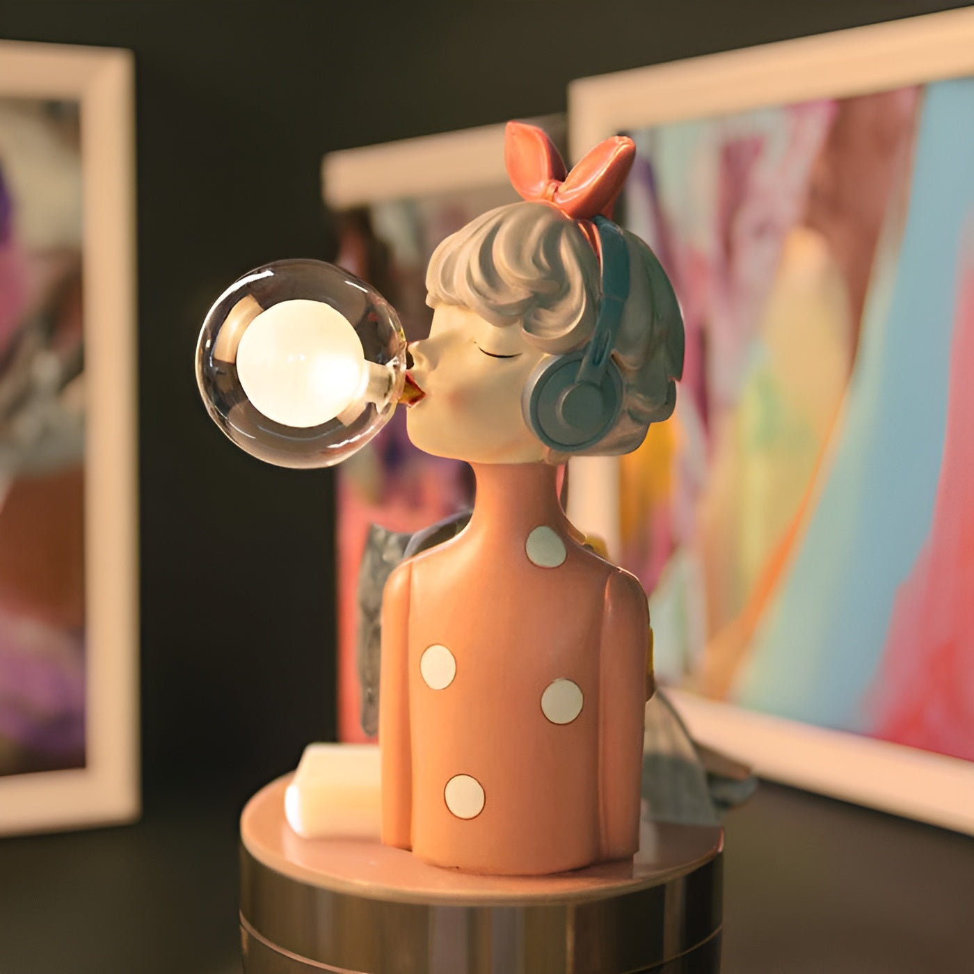 Charmante Nachttischlampe im Cartoon-Stil mit Mädchenfigur