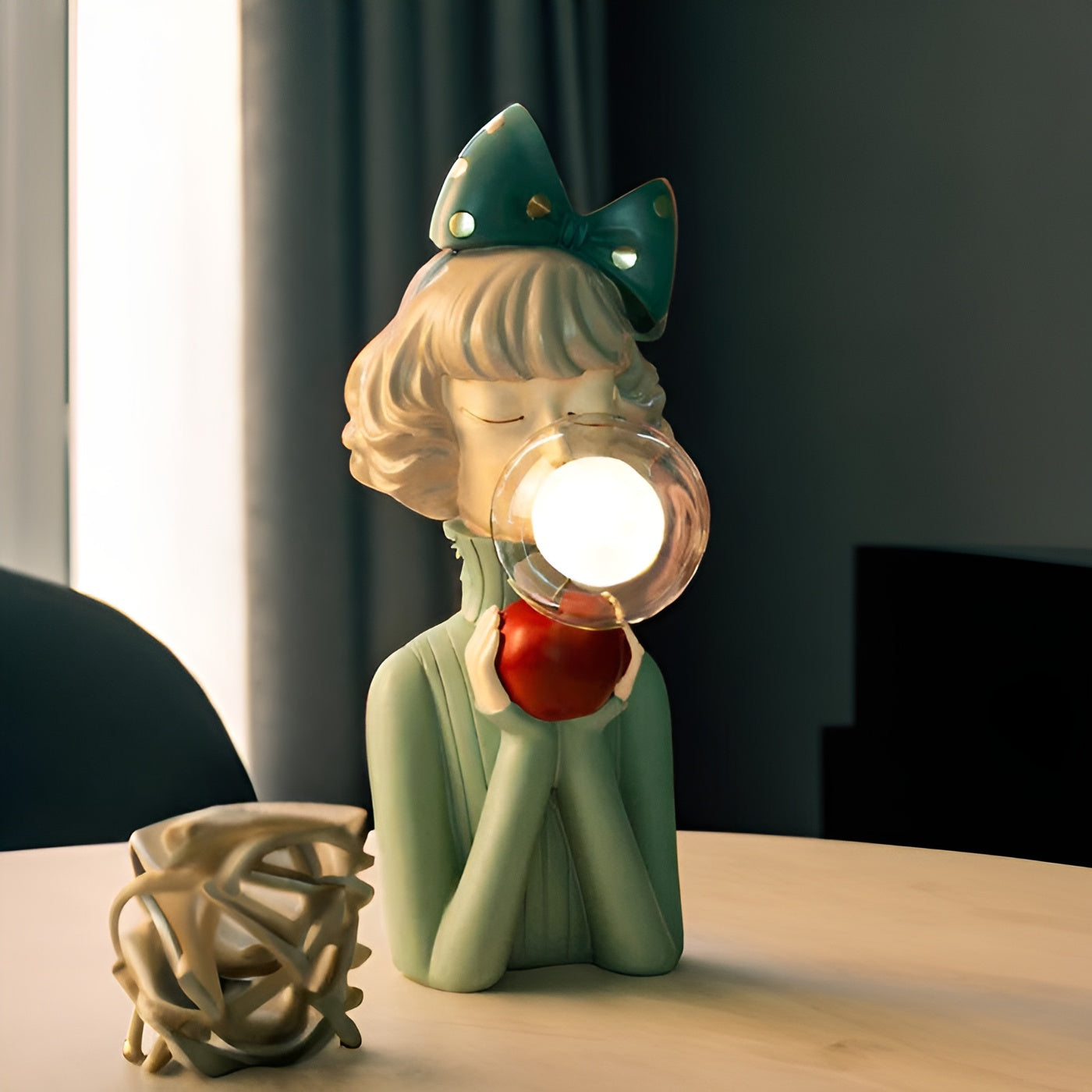 Charmante Nachttischlampe im Cartoon-Stil mit Mädchenfigur