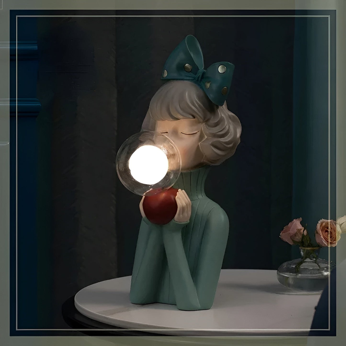 Charmante Nachttischlampe im Cartoon-Stil mit Mädchenfigur