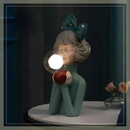 Charmante Nachttischlampe im Cartoon-Stil mit Mädchenfigur