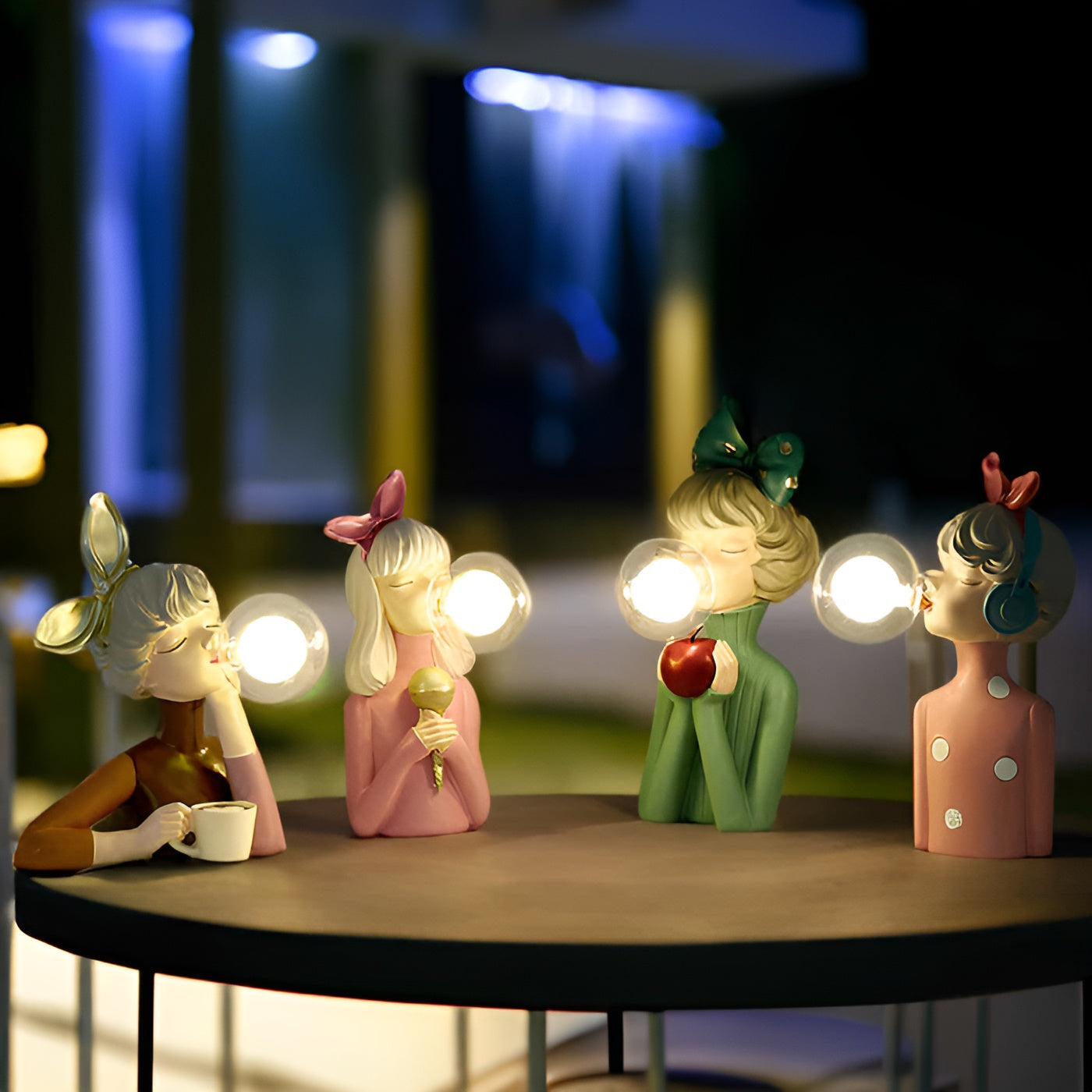 Charmante Nachttischlampe im Cartoon-Stil mit Mädchenfigur