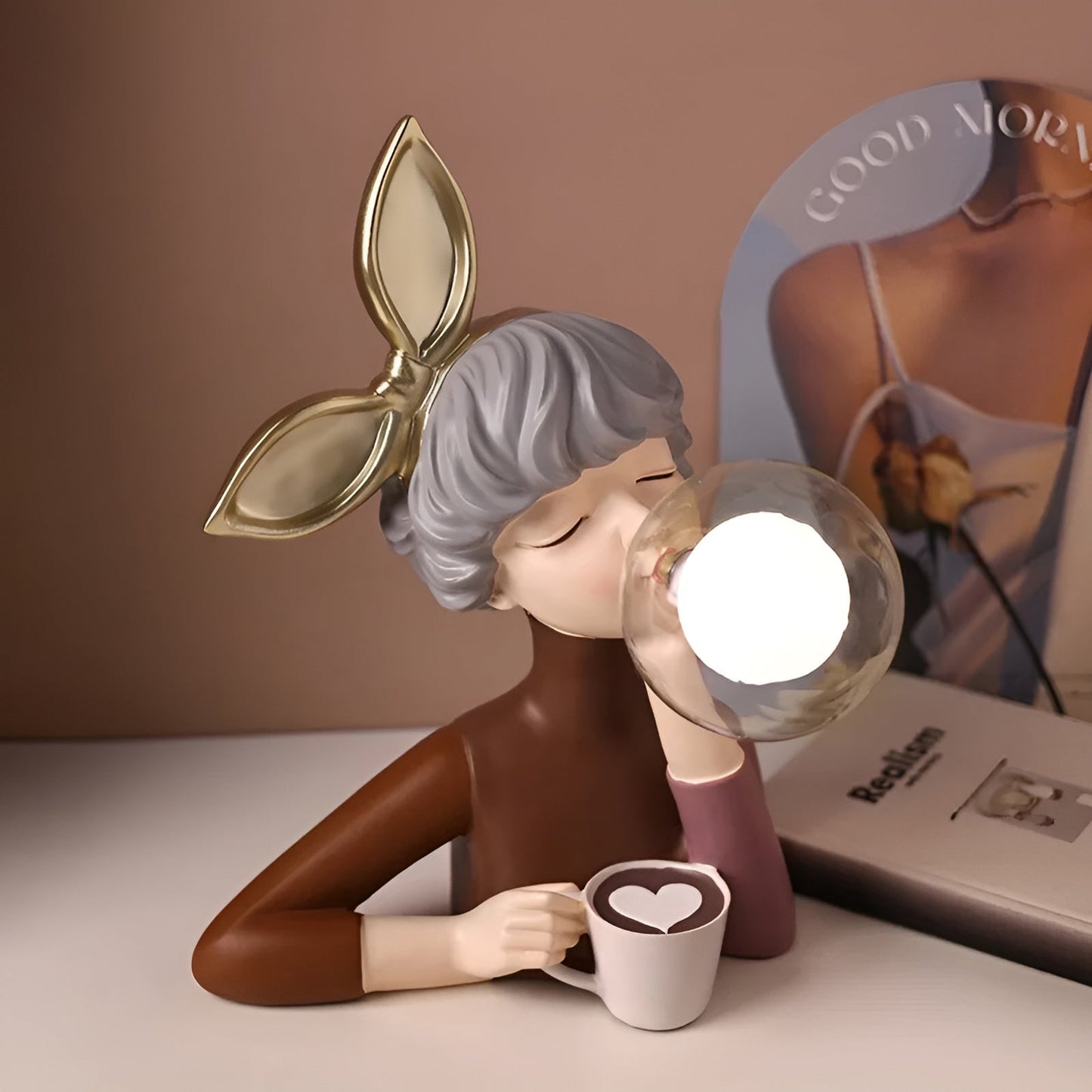Charmante Nachttischlampe im Cartoon-Stil mit Mädchenfigur