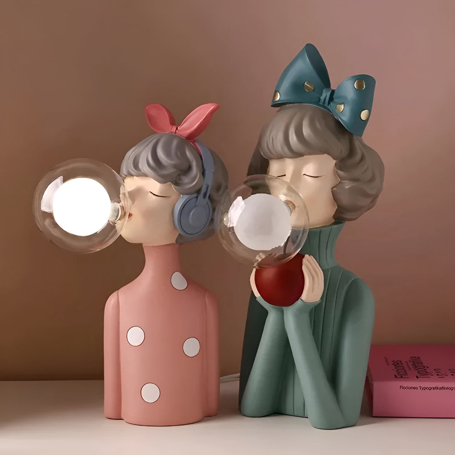 Charmante Nachttischlampe im Cartoon-Stil mit Mädchenfigur