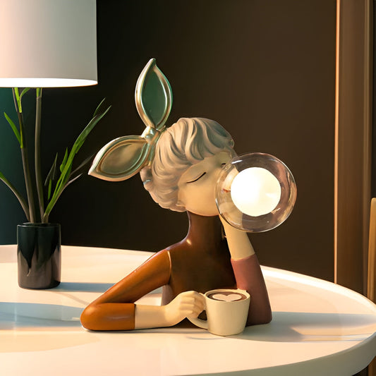 Charmante Nachttischlampe im Cartoon-Stil mit Mädchenfigur