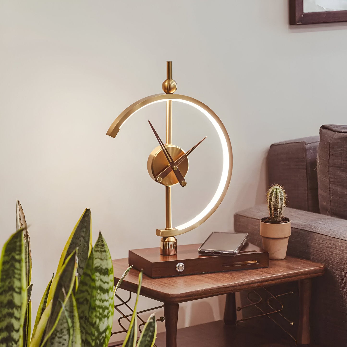 TimeLuxe – LED-Tischuhr mit Qi-Ladestation in Geometrischem Gold