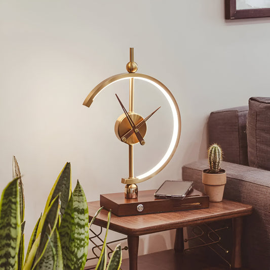 TimeLuxe – LED-Tischuhr mit Qi-Ladestation in Geometrischem Gold