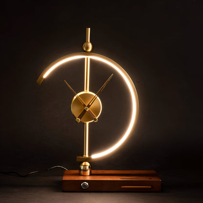 TimeLuxe – LED-Tischuhr mit Qi-Ladestation in Geometrischem Gold