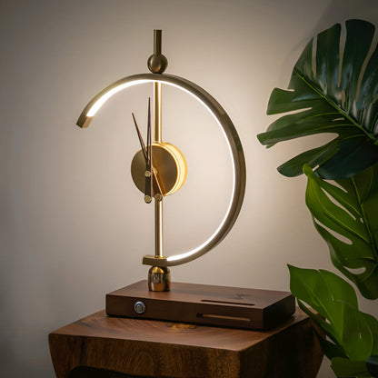 TimeLuxe – LED-Tischuhr mit Qi-Ladestation in Geometrischem Gold