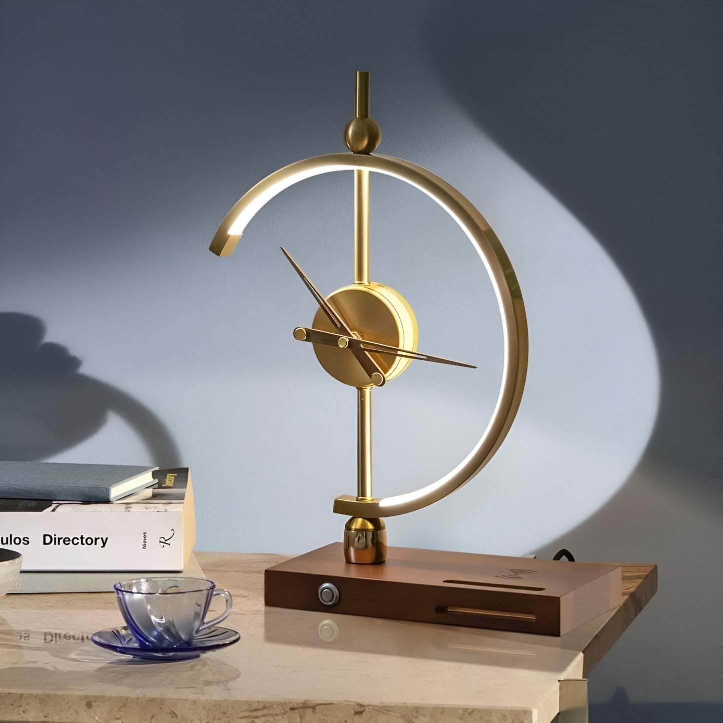 TimeLuxe – LED-Tischuhr mit Qi-Ladestation in Geometrischem Gold
