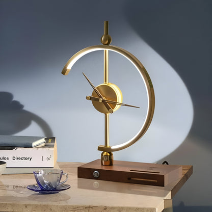 TimeLuxe – LED-Tischuhr mit Qi-Ladestation in Geometrischem Gold