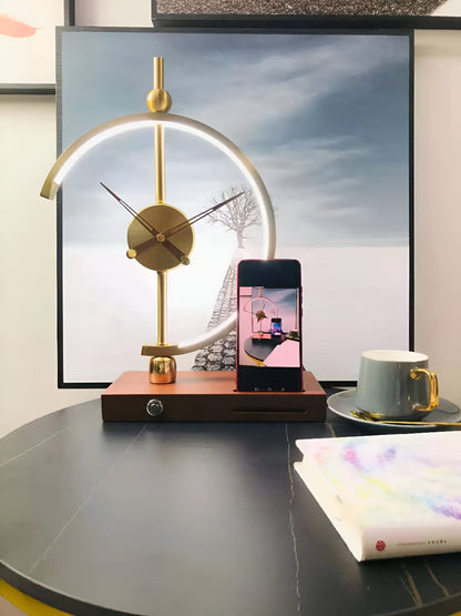TimeLuxe – LED-Tischuhr mit Qi-Ladestation in Geometrischem Gold