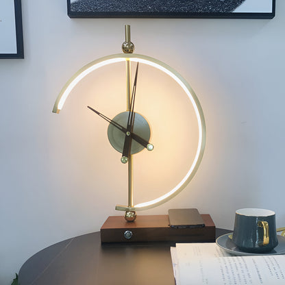 TimeLuxe – LED-Tischuhr mit Qi-Ladestation in Geometrischem Gold