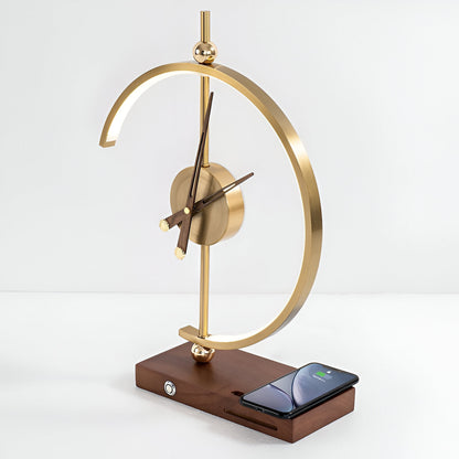 TimeLuxe – LED-Tischuhr mit Qi-Ladestation in Geometrischem Gold