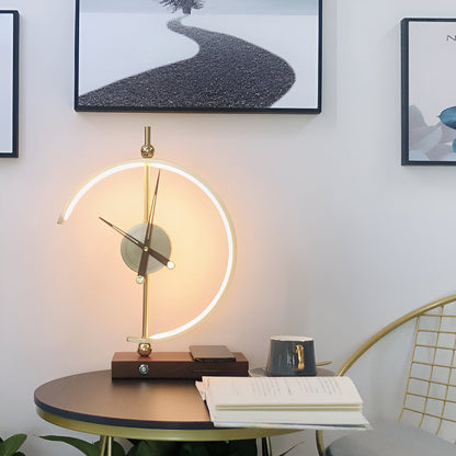 TimeLuxe – LED-Tischuhr mit Qi-Ladestation in Geometrischem Gold