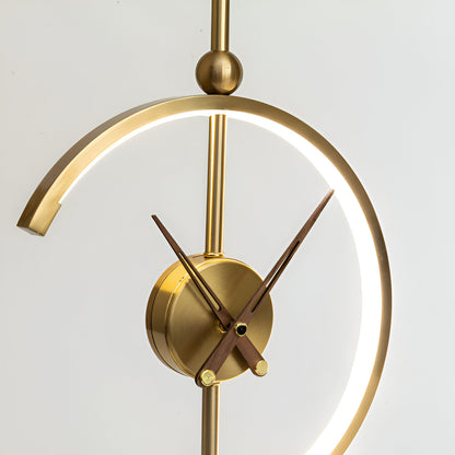 TimeLuxe – LED-Tischuhr mit Qi-Ladestation in Geometrischem Gold