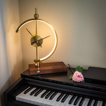 TimeLuxe – LED-Tischuhr mit Qi-Ladestation in Geometrischem Gold