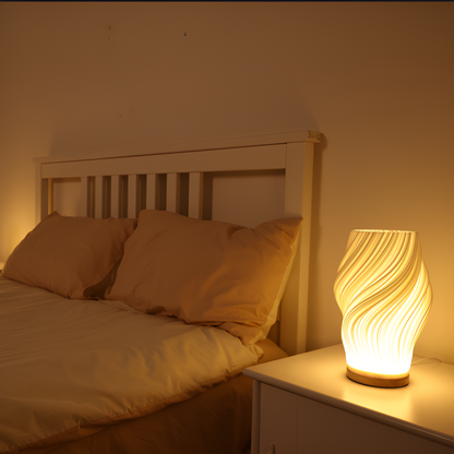 WaveStone Lampe – Naturinspirierte Tischleuchte mit Wellenmuster und Marmorsockel