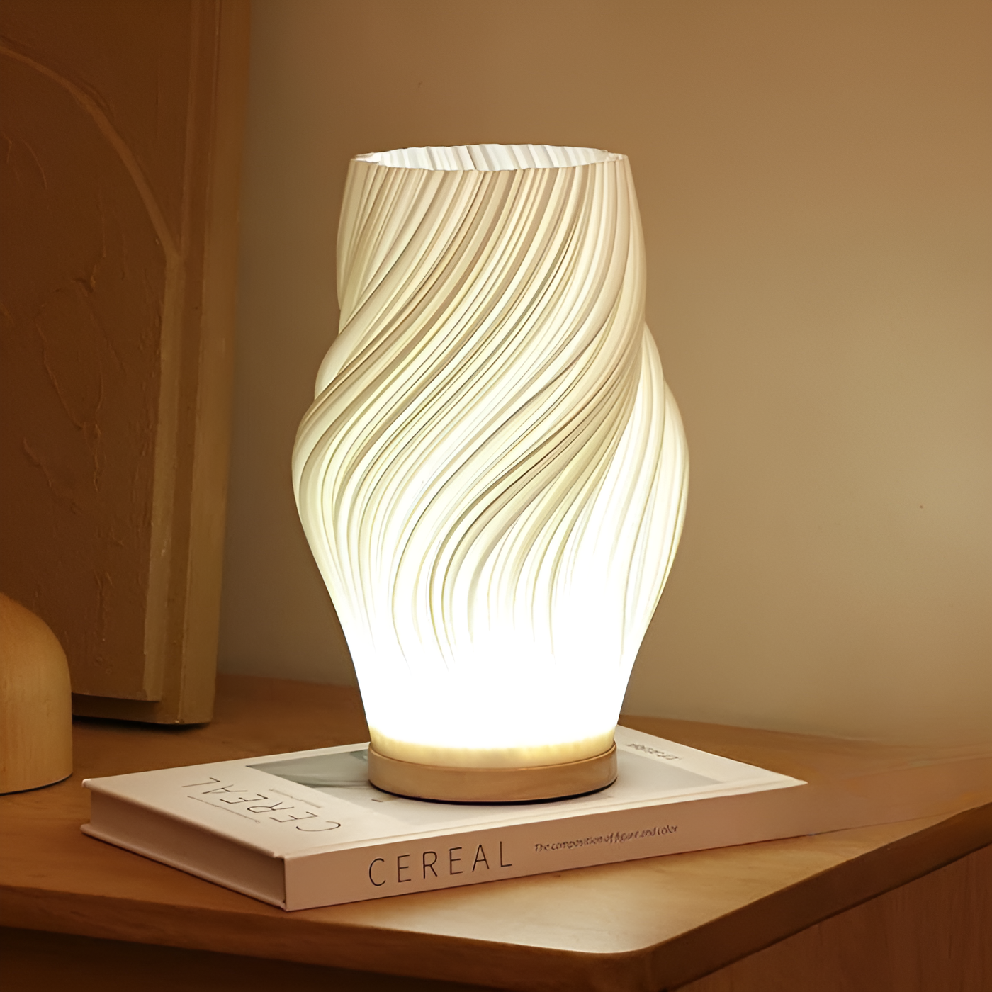 WaveStone Lampe – Naturinspirierte Tischleuchte mit Wellenmuster und Marmorsockel