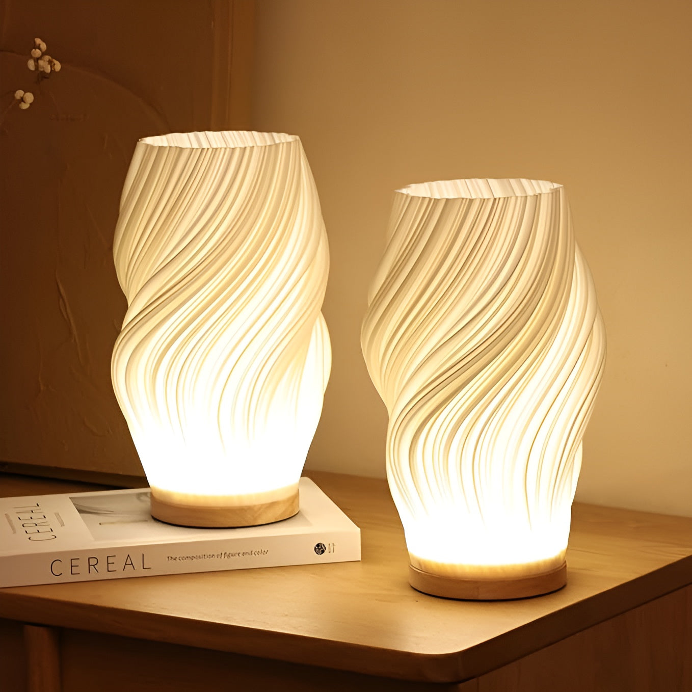 WaveStone Lampe – Naturinspirierte Tischleuchte mit Wellenmuster und Marmorsockel