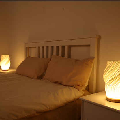 WaveStone Lampe – Naturinspirierte Tischleuchte mit Wellenmuster und Marmorsockel