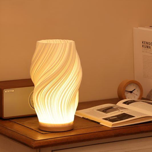 WaveStone Lampe – Naturinspirierte Tischleuchte mit Wellenmuster und Marmorsockel