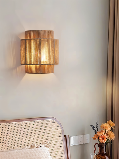 RustGlow Wandleuchte – Handgewebter Rattan-Schirm im Boho-Chic