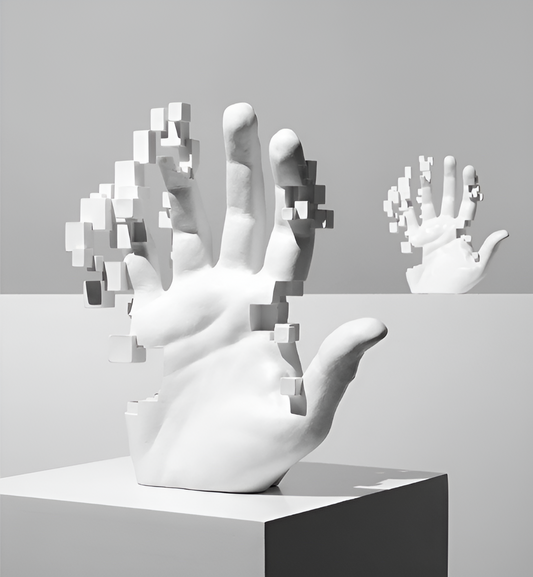 GlitchPalm – Abstrakte Harzhand mit Mosaik-Effekt als Kunstobjekt