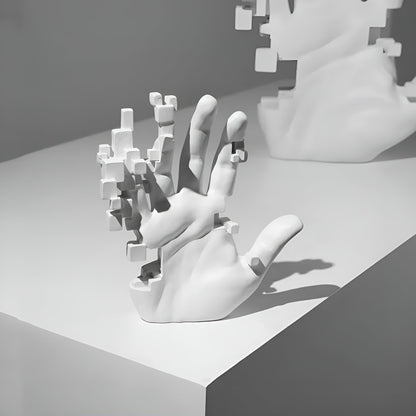 GlitchPalm – Abstrakte Harzhand mit Mosaik-Effekt als Kunstobjekt