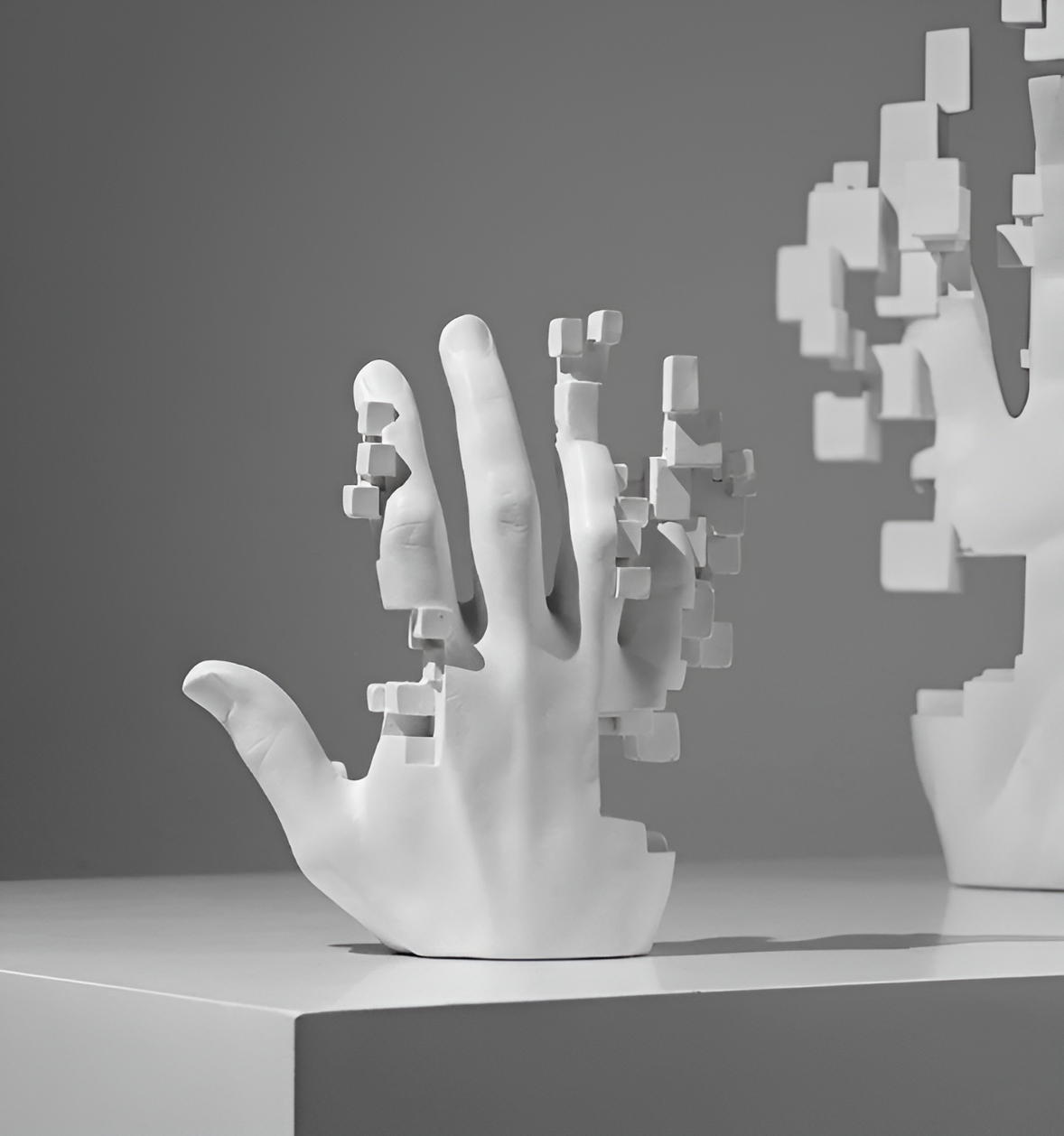 GlitchPalm – Abstrakte Harzhand mit Mosaik-Effekt als Kunstobjekt