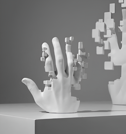 GlitchPalm – Abstrakte Harzhand mit Mosaik-Effekt als Kunstobjekt