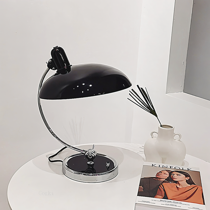 Verstellbare minimalistische Tischlampe im Retro-Stil
