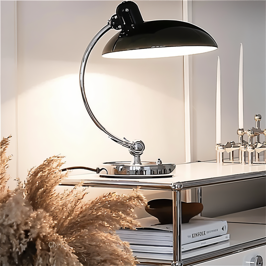 Verstellbare minimalistische Tischlampe im Retro-Stil
