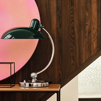 Verstellbare minimalistische Tischlampe im Retro-Stil