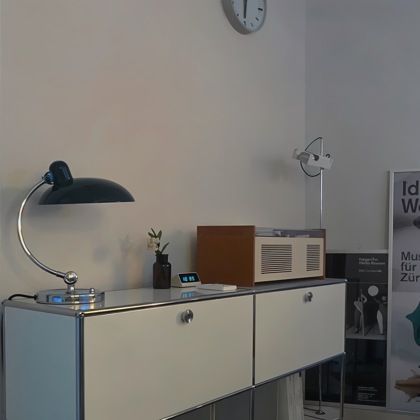 Verstellbare minimalistische Tischlampe im Retro-Stil