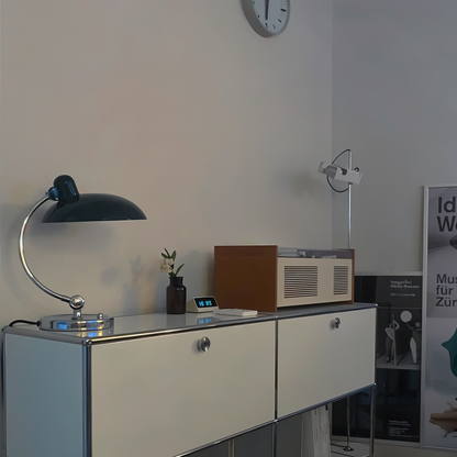 Verstellbare minimalistische Tischlampe im Retro-Stil