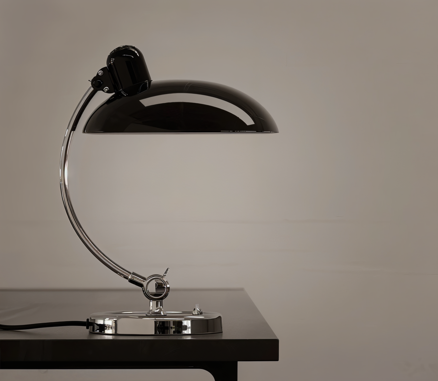 Verstellbare minimalistische Tischlampe im Retro-Stil