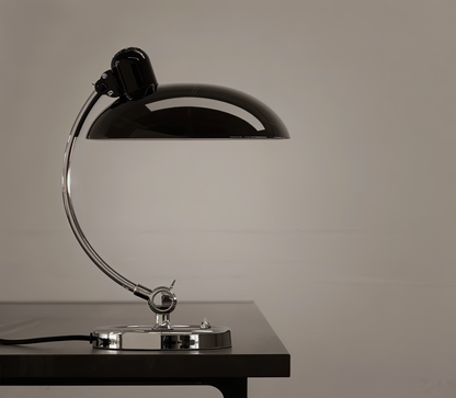 Verstellbare minimalistische Tischlampe im Retro-Stil