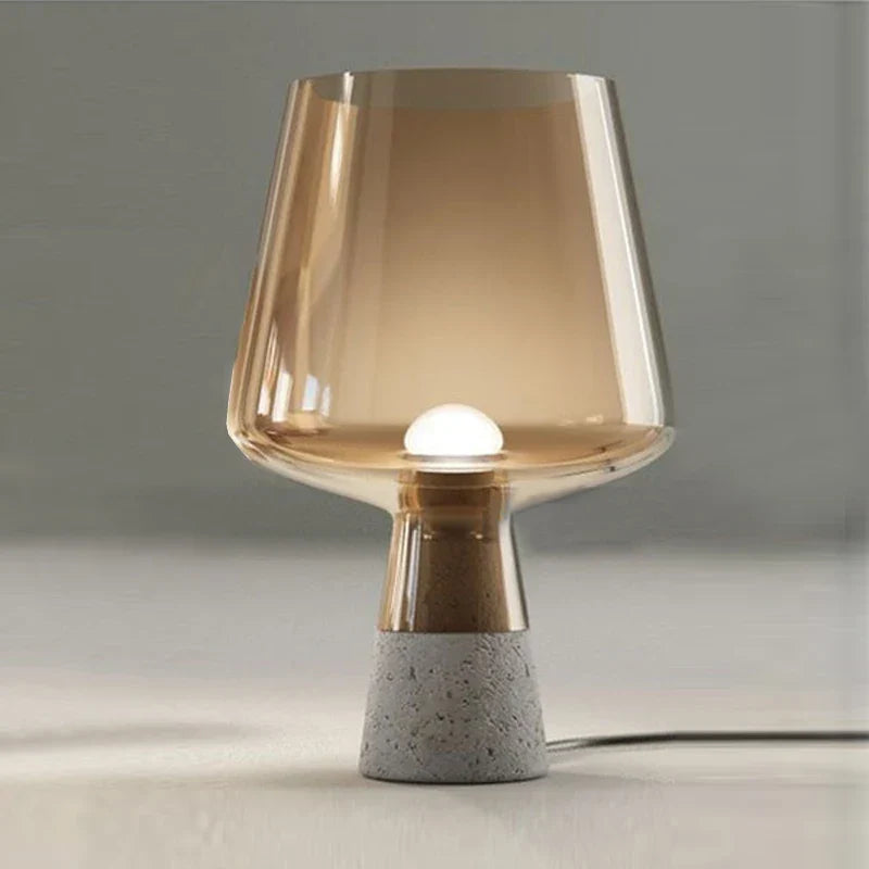 Tischlampe im Champagnerglas-Stil
