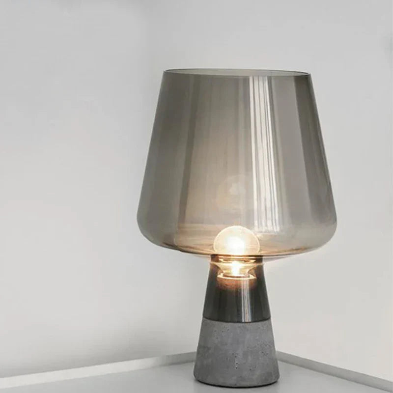 Tischlampe im Champagnerglas-Stil