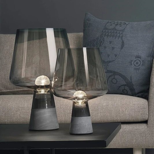 Tischlampe im Champagnerglas-Stil