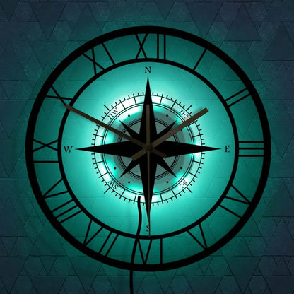 Leise Wanduhr im Kompass-Design