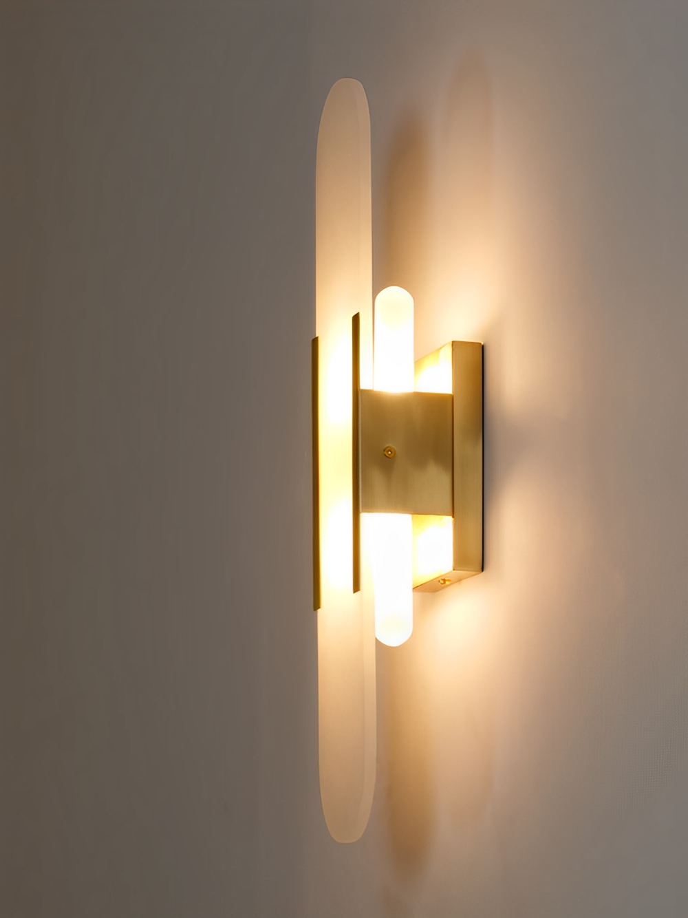 Orro – Postmoderne LED-Wandleuchte mit Marmor-Optik