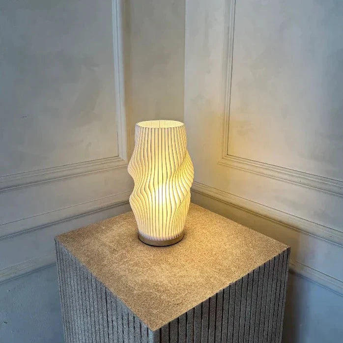 Nerea – Moderne Wavecrest Tischlampe