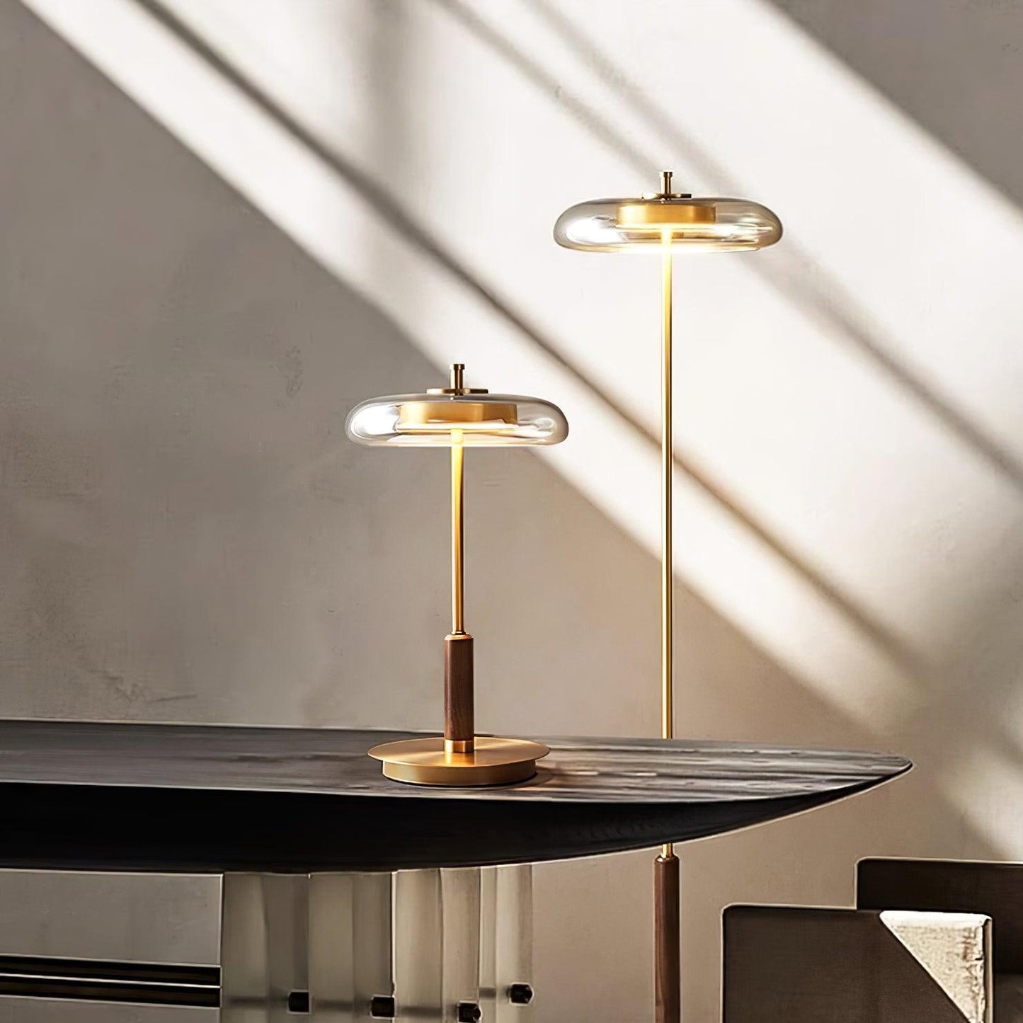 Redondo – Elegante LED-Tischlampe aus Metall und Glas