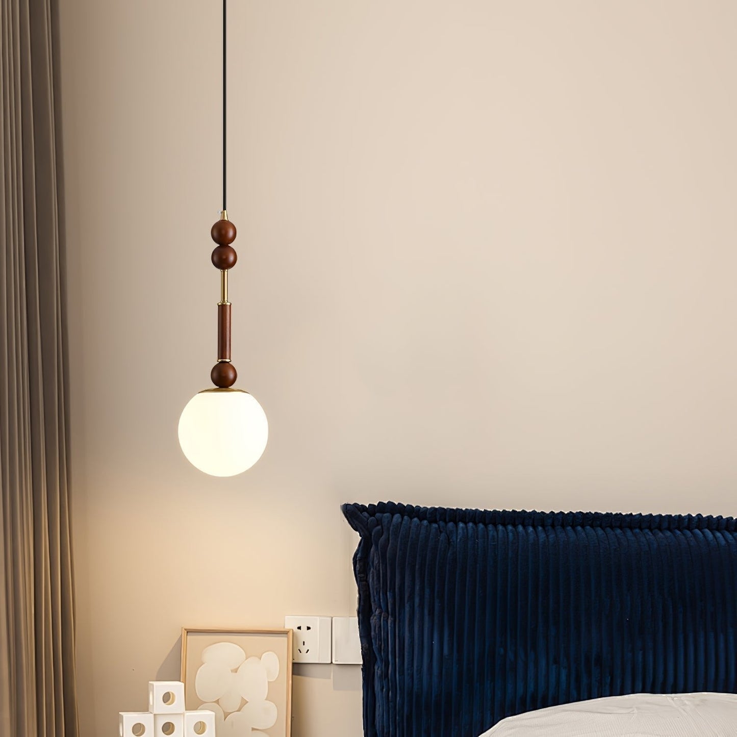 Romy – Pendelleuchte im römischen Stil mit Glas, Holz und Messing