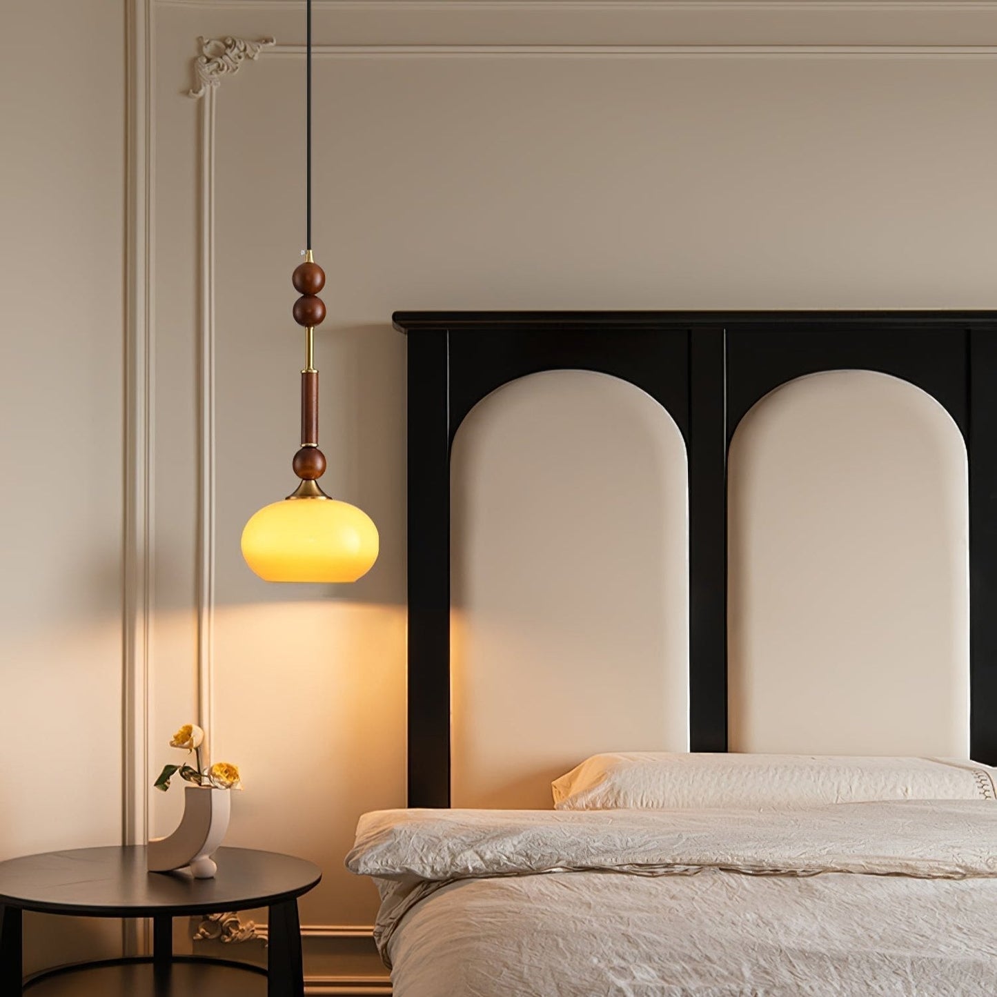 Romy – Pendelleuchte im römischen Stil mit Glas, Holz und Messing